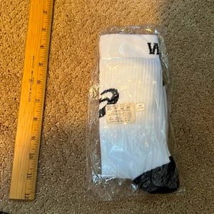 ASICS medium socks. Rare “WAVE” logo! New. Unopened.